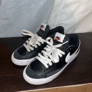 Big Kid's Nike Blazer Low '77 Black/White-Black-Black (DA4074 002) size: 4Y